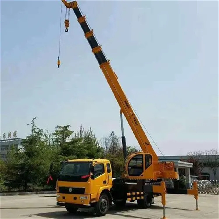 南海钢筋笼入孔时,由吊车采用单点起吊